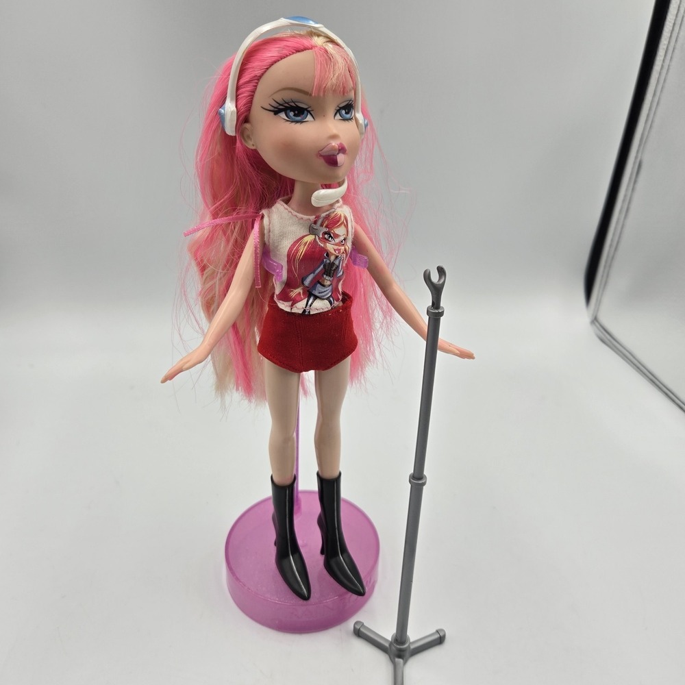 Bratz Live in Concert Cloe Doll MGA 2005 Headset Stand Shoes Shirt + Extra Short